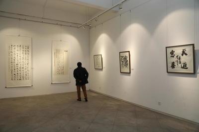 湖北46位(wei)書(shu)法名(ming)家聯袂(mei)獻藝 筆(bi)墨丹(dan)青書(shu)寫(xie)盛世華(hua)章(zhang)